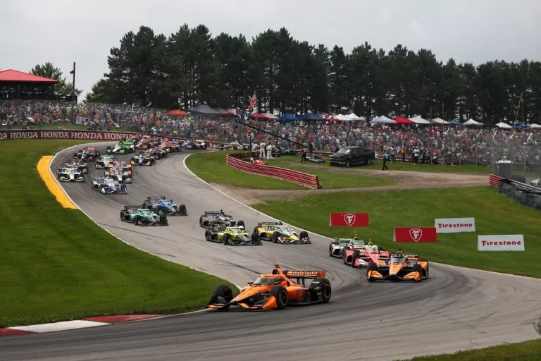 ‘McLaren’ izcīna dubultuzvaru ‘IndyCar’ sacīkstē
