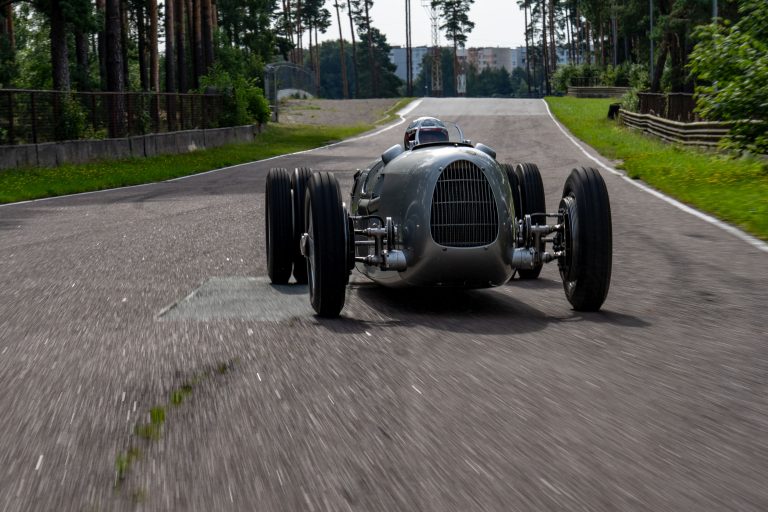Rīgas ielas pierūcina ‘Auto Union Type C’ ar Lemānas uzvarētāju pie stūres (+foto)