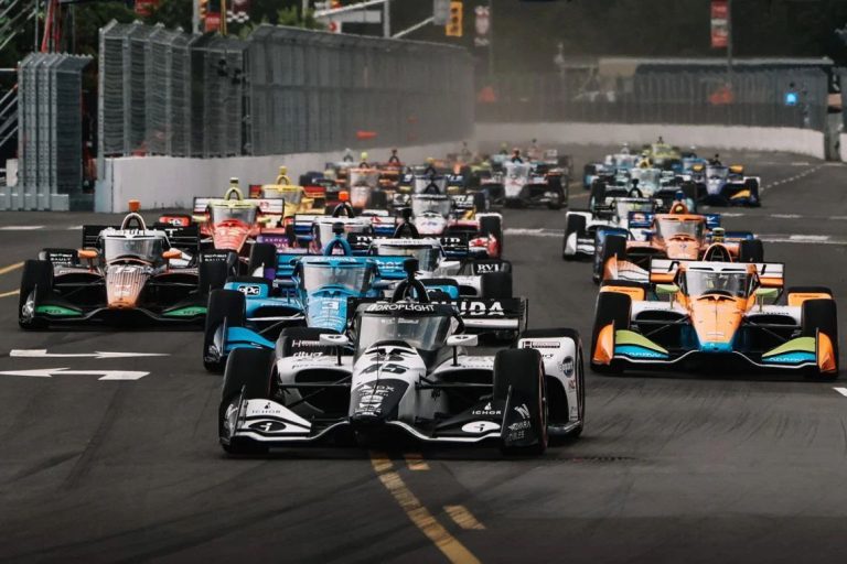 Ēriksons apdzen Grožānu un gūst uzvaru Kanādas ‘IndyCar’ sacīkstē