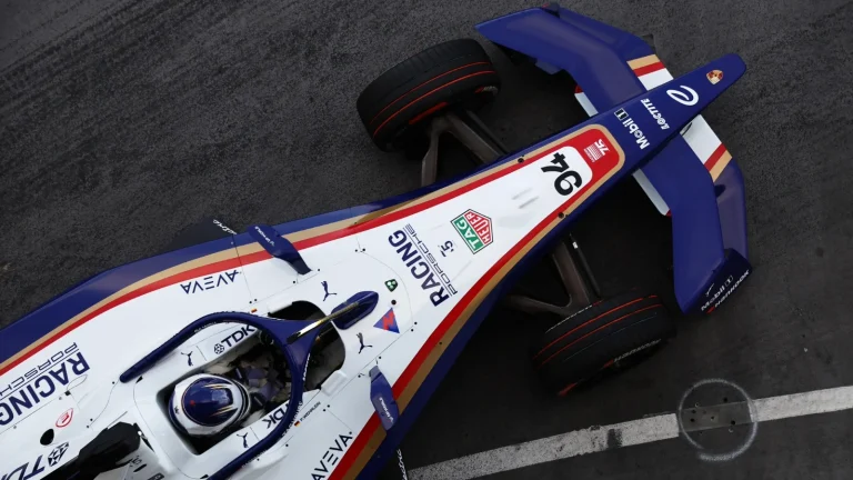 ‘Porsche’ pilots Vērleins dramatiskā finālā kļūst par divkārtēju ‘Formula E’ čempionu