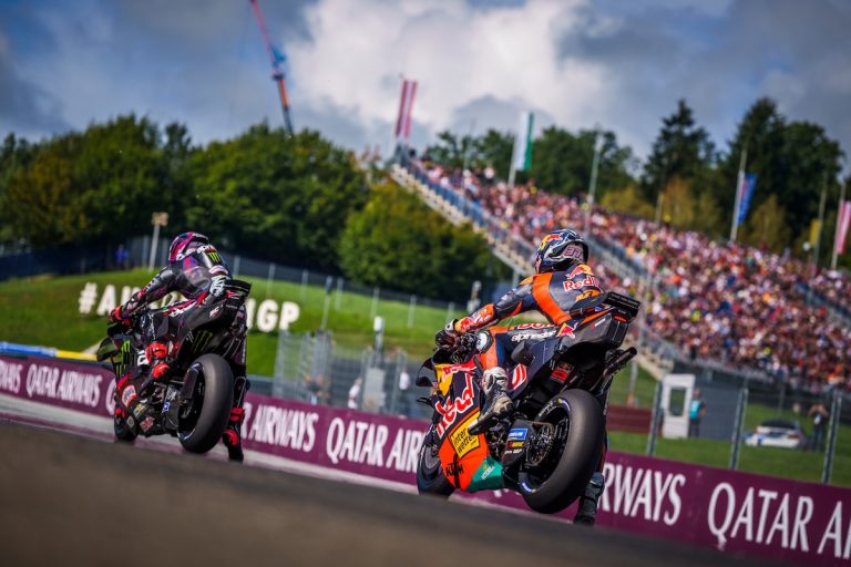 Akosta izcīna pirmo ‘MotoGP’ uzvaru ‘KTM’ komandas mājās Austrijā