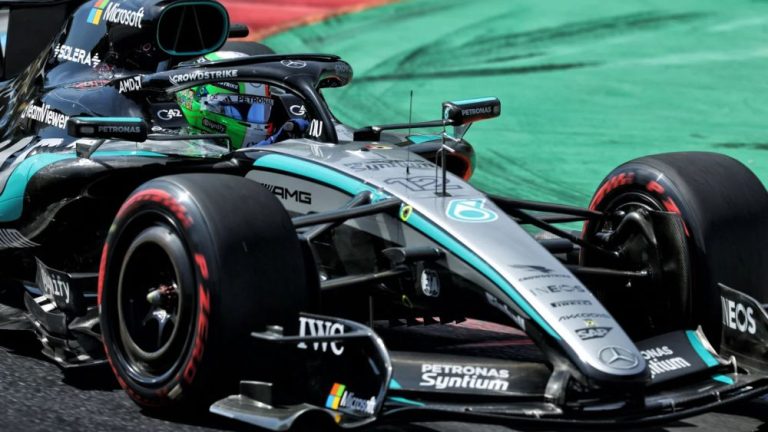 ‘Mercedes’ ar uzlaboto F1 auto cer uz pirmo starta vietu Sepangas trasē