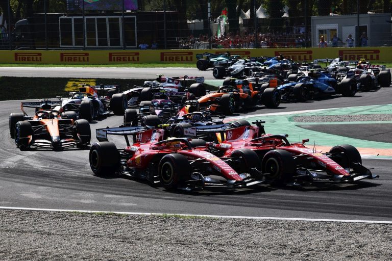‘Ferrari’ pilotu starpā izceļas asumi, Hamiltons vaino komandas vadību
