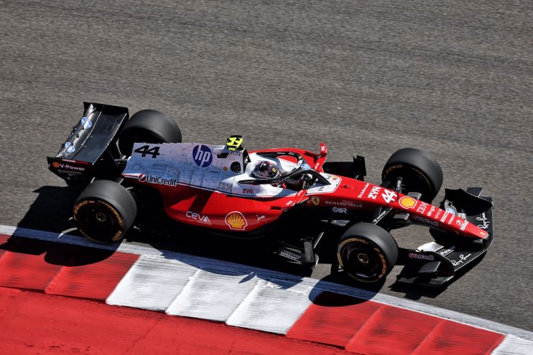 Hamiltons ātrākais pēdējā treniņā, abi ‘Ferrari’ pirmajā trijniekā