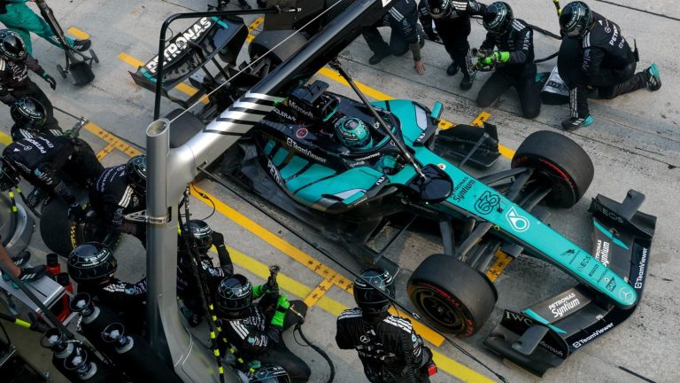 Singapūrā ‘Mercedes’ pitstopu brigādē bijuši cilvēki, kas šo darbu nebija veikuši 15 gadus
